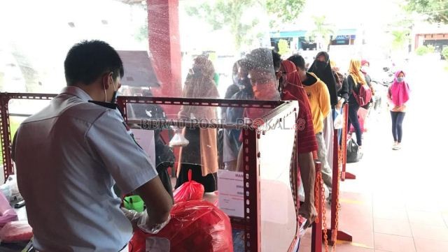 DIBUKA SETIAP HARI: Sejumlah keluarga WBP hendak menitipkan makanan untuk keluarganya, yang sedang menjalani masa tahanan di Rutan Tanjung Redeb beberapa waktu lalu.