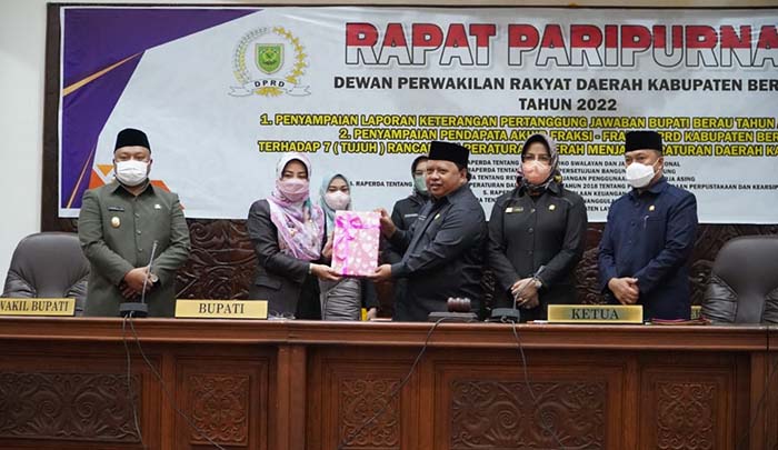 PENYAMPAIAN LKPJ: Bupati Berau Sri Juniarsih menyerahkan dokumen LKPj kepada Ketua DPRD Berau Madri Pani kemarin.