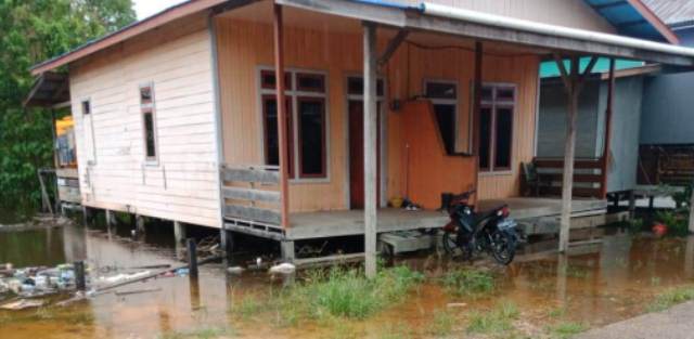 MULAI SURUT: Banjir yang merendam beberapa kampung di Kecamatan Segah, terpantau mulai surut kemarin. Hanya tersisa Kampung Gunung Sari yang masih menyisakan genangan dengan ketinggian air sekitar 30 sentimeter.