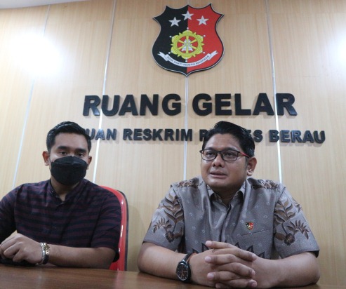 BERI KETERANGAN: Kasat Reskrim (kanan) Polres Berau AKP Ferry Putra Samodra, memberikan penjelasan terkait konten pornografi yang dilakukan oleh oknum masyarakat Berau, Jumat (8/4).