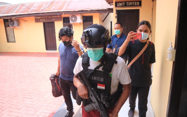 BRIMOB GADUNGAN: Dengan memakai atribut lengkap milik Brimob, AT diamankan Satreskrim Polres Berau karena menjadi anggota Brimob gadungan.