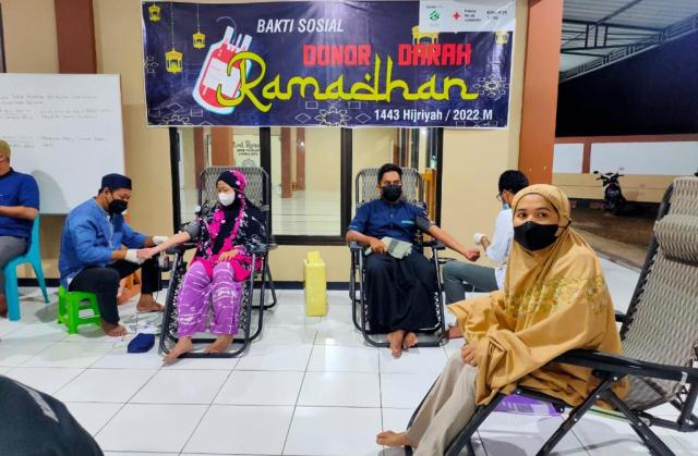 SAFARI: Relawan PMI Berau saat melakukan kegiatan donor darah di salah satu masjid di Kecamatan Tanjung Redeb.
