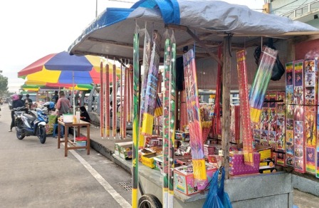 AKAN DIPANTAU: Jajaran kepolisian berjanji memantau aktivitas penjualan petasan maupun bunga api, mencegah adanya petasan dengan daya ledak yang kuat.