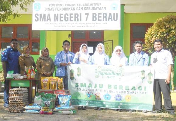 KEGIATAN SOSIAL: Keluarga besar SMA Negeri 7 Berau melaksanakan kegiatan sosial, menyalurkan santunan kepada yayasan dan anak yatim.