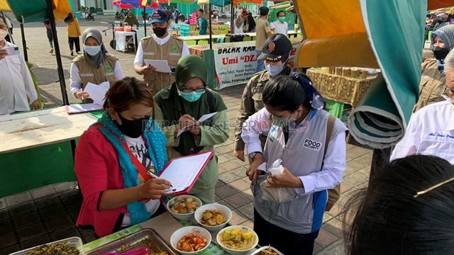 SIDAK: BBPOM di Samarinda bersama Dinkes Berau melakukan sidak di Pasar Ramadan, guna memastikan jajanan yang dijual aman untuk di konsumsi.