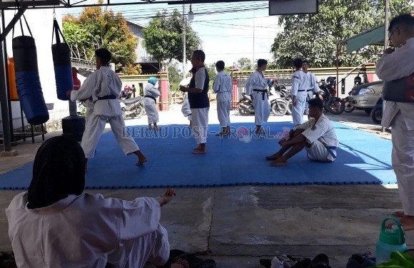 LATIHAN: Atlet kempo saat menjalani latihan rutin beberapa waktu lalu.