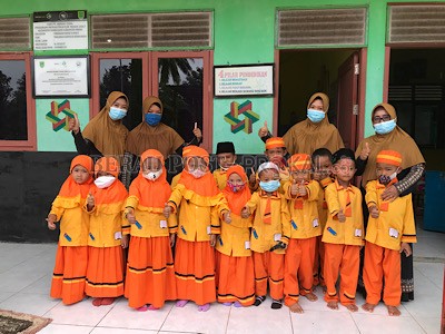 MAKIN NYAMAN: Para guru dan murid TK Annisa V At Taqwa di Kampung Bebanir Bangun saat berfoto bersama.