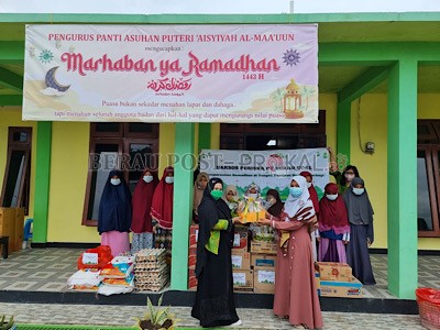 BAKTI SOSIAL: Periska PT Berau Coal saat menyerahkan bantuan berupa sembako di panti asuhan Puteri Aisyiyah Al-Maa’uun.