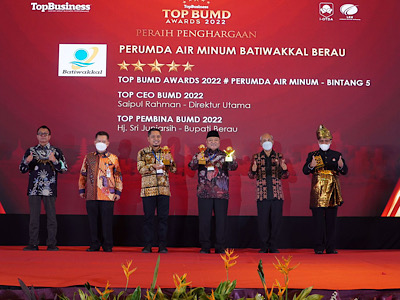 RAIH PENGHARGAAN: Direktur Perumda Air Minum Batiwakkal Kabupaten Berau Saipul Rahman bersama Wakil Bupati Berau Gamalis saat menerima langsung piala penghargaan di peanugerahan TOP BUMD Award 2022.