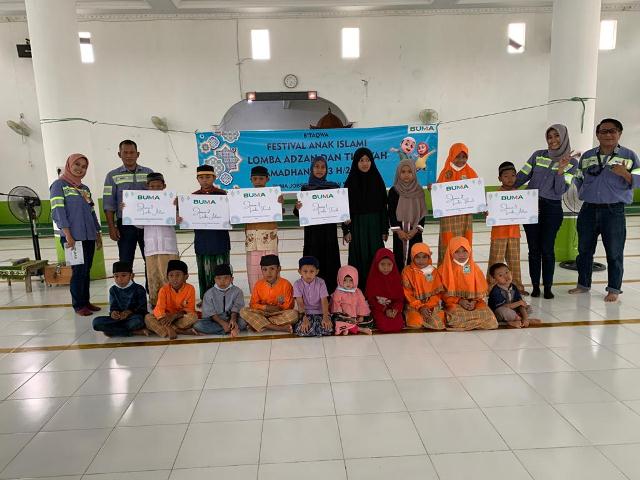 BERKAH RAMADAN: Gelaran berbagi takjil sekaligus festival anak islami yang digelar pihak BUMA di beberapa kampung, mulai Tumbit Dayak hingga Rantau Panjang.