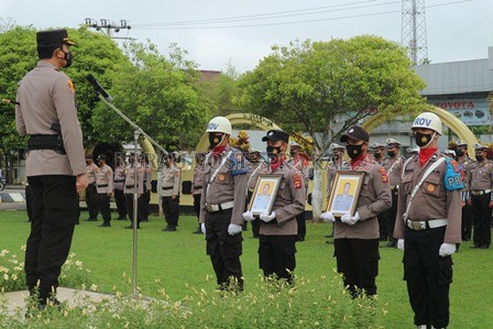 DIBERHENTIKAN TIDAK HORMAT: Kapolres Berau AKBP Anggoro Wicaksono saat memimpin upacara Pemberhentian Tidak Dengan Hormat (PTDH) terhadap dua oknum personelnya yang melanggar Kode Etik Polri (KEP), Jumat (22/4).