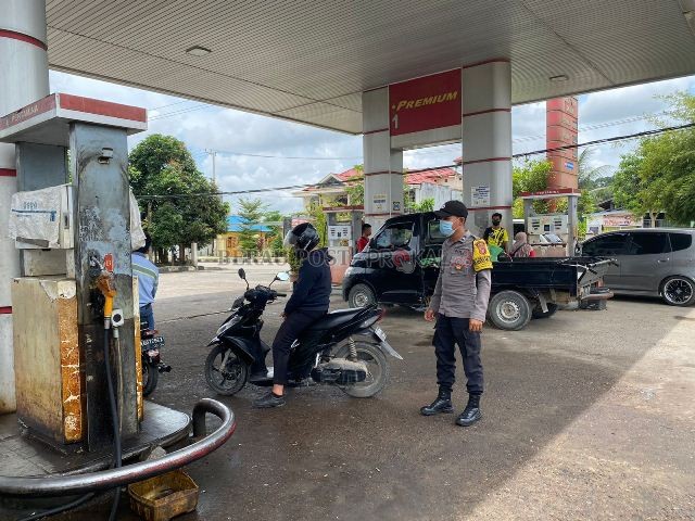 DIAWASI: Personel Polres Berau terus memantau pendistribusian BBM agar pemanfaatannya benar-benar tepat sasaran.