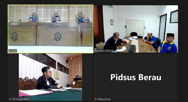 SIDANG PERDANA: Dua terdakwa kasus dugaan Tipikor pengelolaan dan penggunaan keuangan Kampung di Kampung Giring-Giring, Kecamatan Bidukbiduk, saat menjalani sidang perdana, Jumat (22/4) lalu.