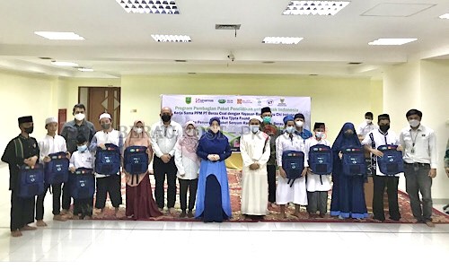 SIMBOLIS: Bupati Berau Sri Juniarsih secara simbolis menyerahkan paket pendidikan untuk anak Indonesia kerja sama PPM PT Berau Coal dengan Yayasan Buddha Tzu Chi Indonesia dan Eka Tjipta Foundation, kemarin (25/4).