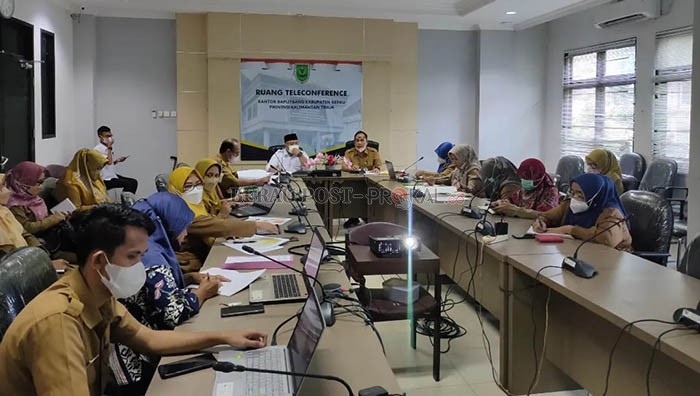 TEKAN STUNTING: Wakil Bupati Gamalis, saat memimpin rapat upaya untuk menekan stunting di Berau, Senin (25/4).