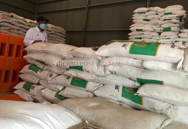 PANTAU STOK: Stok gula di gudang Bulog Berau beberapa pekan lalu. Kini stok gula mengalami kekosongan.