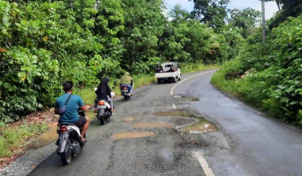 BANYAK YANG RUSAK: Sejumlah ttik ruas jalan di Kampung Payung-Payung sudah mengalami kerusakan yang cukup parah.