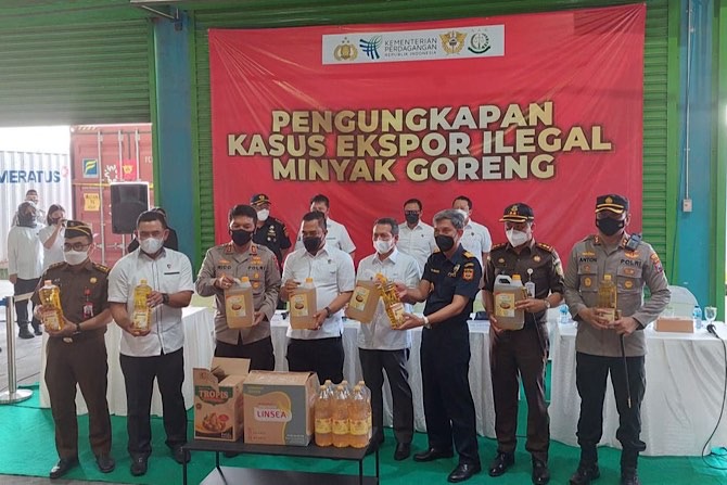 Kementerian Perdagangan bersama Ditjen Bea Cukai Kementerian Keuangan dan Satgas Pangan berhasil menggagalkan ekspor minyak goreng ke Timor Leste di Pelabuhan Tanjung Perak, Surabaya, Kamis (12 Mei 2022).