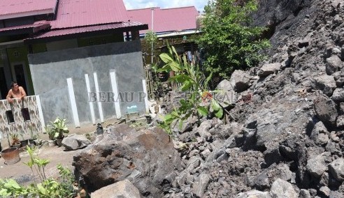 BUTUH PENANGANAN: Salah satu tebing di sekitar kompleks perumahan di Gunung Tabur, longsor hingga membuat pipa saluran air bersih milik masyarakat pecah pada Minggu (15/5) lalu. Warga setempat khawatir longsoran bisa menimpa bagian belakang rumah mereka j