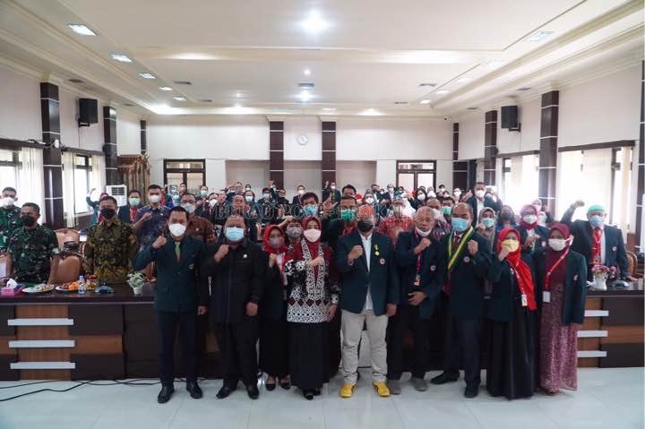 MUSWIL IDI: Bupati Berau Sri Juniarsih (tengah) didampingi Ketua DPRD Berau Madri Pani, foto bersama dengan Ketua Umum PB IDI Dr. Mohammad Adib Khumaidi (dua kiri) dan Ketua IDI Kaltim dr Nathaniel Tandirogang (periode 2019-2022), serta Ketua IDI Cabang B