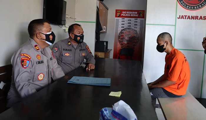 DIPERIKSA: Pelaku tertunduk saat dilakukan ditanyai jajaran kepolisian, kemarin (20/5).