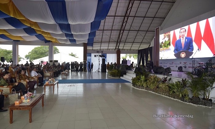 Presiden mengajak seluruh masyarakat untuk mencintai dan membeli produk-produk Indonesia, serta bangga menggunakan produk dalam negeri. Seluruh masyarakat bisa menjadi pembeli, pengguna, sekaligus pemasar produk. Produk tersebut bukan hanya barang, tapi j