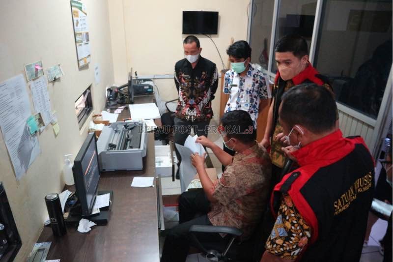 DUGAAN TIPIKOR: Tim penyidik Kejati Kaltim bersama tim Kejari Berau, melakukan penggeledahan dan menyita ratusan dokumen di Kantor UPTD PPRD Kaltim Wilayah Berau.