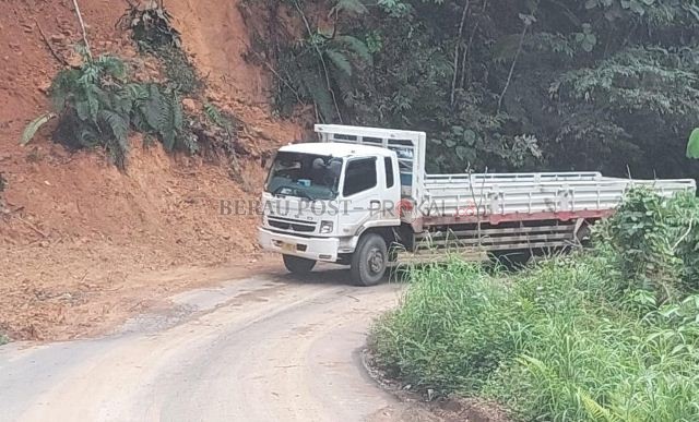 TERBUKA LAGI: Kondisi terkini jalan poros Kelay yang sebelumnya sempat tertutup longsor pada Sabtu (21/5) lalu.