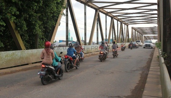 TERMAKAN USIA: Jembatan Sambaliung yang rencananya segera mendapat perbaikan.