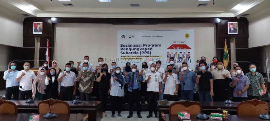 FOTO BERSAMA: Asissten III Setkab Berau Maulidiyah, didampingi Kepala KPP Pratama Tanjung Redeb, Mu’alif, foto bersama dengan seluruh OPD dan wajib pajak usai kegiatan sosialisasi Program Pengungkapan Sukarela (PPS), kemarin (25/5).