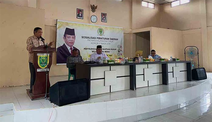 BANTUAN HUKUM: Makmur HAPK (tengah), berfoto dengan masyarakat dan aparatur Kampung Bangun, usai menggelar sosialisasi perda kemarin (27/5).