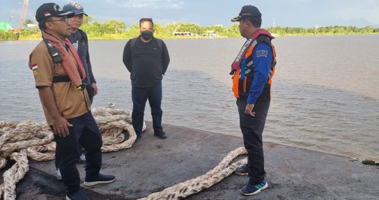 CEK KONDISI JEMBATAN: Kepala KUPP Tanjung Redeb Hotman Siagaan, mengecek kondisi safety dolphin Jembatan Gunung Tabur yang rusak usai disenggol tongkang pengangkut batu bara, Sabtu (28/5) lalu.