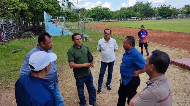 TINJAU PERSIAPAN: Tim Pengawas dan Pengarah (Wasrah) KONI Kaltim bersama jajaran PB Porprov dan Ketua KONI Berau Al Hamid saat berkunjung ke beberapa venue, Sabtu (28/5).