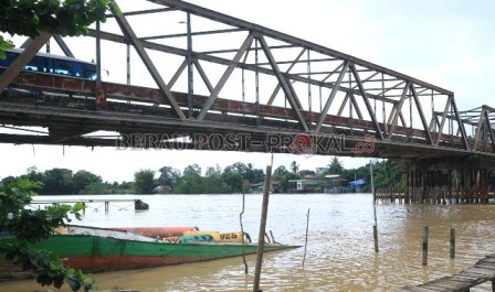 SEGERA DIPERBAIKI: Jembatan Sambaliung masih menjadi akses darat satu-satunya yang menghubungkan Tanjung Redeb dengan Sambaliung dan lima kecamatan pesisir lainnya.