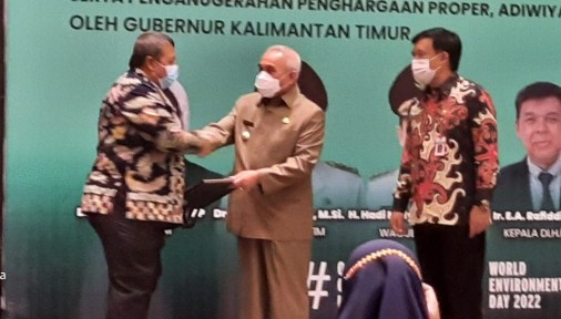PENGELOLAAN LINGKUNGAN: Direktur PT IPB Najemuddin, menerima penganugerahan Proper periode penilaian 2021-2022 yang diserahkan oleh Gubernur Kaltim, kemarin.