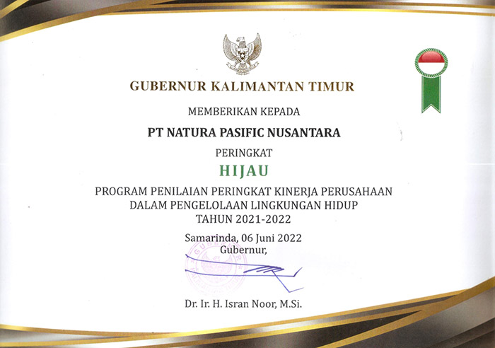 KOMITMEN PENGELOLAAN LINGKUNGAN: Sertifikat Proper Peringkat Hijau yang diterima PT NPN.