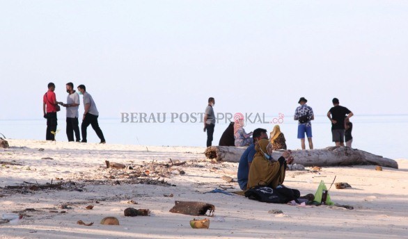 DISERBU WISATAWAN: Pulau Derawan menjadi salah satu objek wisata yang mulai ramai dikunjungi wisatawan, pasca penularan kasus Covid-19 mulai terkendali ditambah pelonggaran protokol kesehatan.