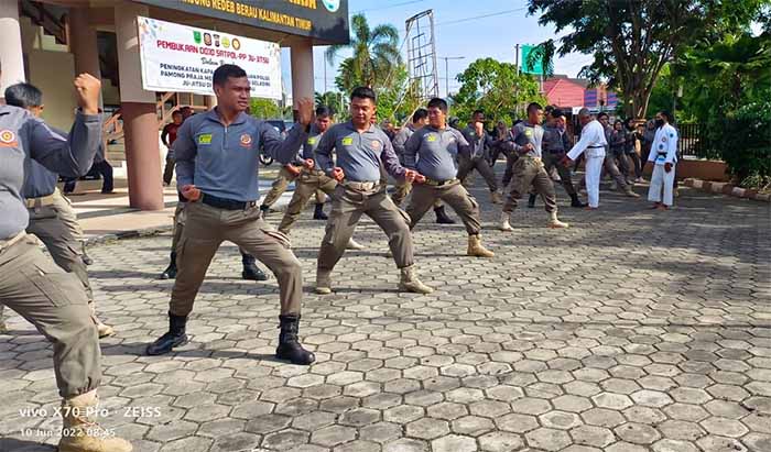 PELATIHAN: Satpol PP Berau, mengikuti pelatihan bela diri sebagai bekal dalam menjalankan tugasnya.