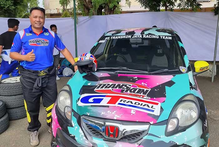 BUAT BANGGA: Ezra Boron, driver slalom andal asal Berau konsisten menyumbangkan prestasi. Baru-baru ini berhasil meraih dua buah trofi penghargaan dalam suatu ajang balap Slalom yang dilaksanakan di Samarinda.