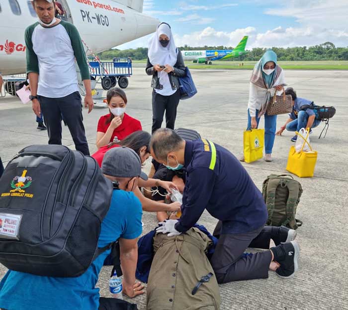 TAK TERTOLONG: IK jatuh pingsan saat hendak menaiki pesawat. IK akhirnya mengembuskan napas terakhir saat dibawa menggunakan ambulans menuju rumah sakit di Balikpapan.