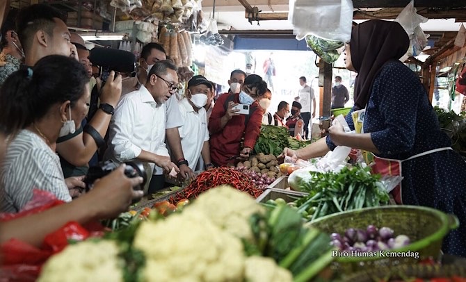 Menteri Perdagangan, Zulkifli Hasan meninjau sejumlah tempat penjualan minyak goreng curah rakyat (MGCR) di beberapa toko kelontong di wilayah Klender, Jakarta, Rabu (22 Juni).