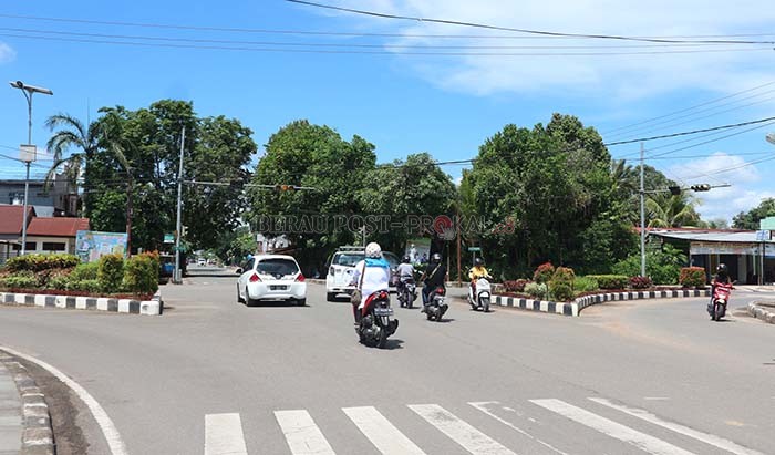TIDAK BERFUNGSI: Traffic light di simpang empat Jalan Mangga III dan Jalan Murjani II mati sejak empat hari yang lalu. Saat ini masih dalam proses perbaikan oleh Dinas Perhubungan Berau.