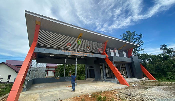 MASIH KOSONG: Posko Karhutla yang bangun di Kampung Merancang Ilir, belum diisi oleh unit damkar.