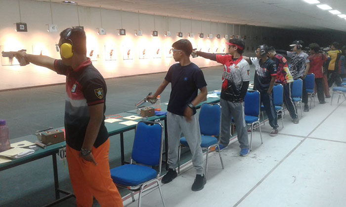 BERSIAP: Atlet menembak saat melakukan latihan persiapan Porprov beberapa waktu lalu. Namun, hingga kini keikutsertaannya di Porprov Kaltim nanti masih belum jelas karena sempat dicoret beberapa waktu lalu.