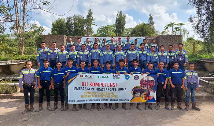 TINGKATKAN KOMPETENSI: Manajemen PT BUMA berfoto bersama puluhan siswa SMK yang mengikuti uji kompetensi untuk mendapatkan sertifikasi mekanik alat berat, di Learning Center BUMA Jobsite Lati, Berau.