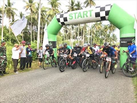 LEPAS PESERTA: Camat Bidukbiduk Abdul Malik bersama Sekretaris Disbudpar Berau Abdul Majid, didampingi General Manager Systems Compliance and Environment PT Berau Coal Febriwiadi Djali, melepas ratusan peserta komunitas sepeda yang mengikuti Tour de Biduk