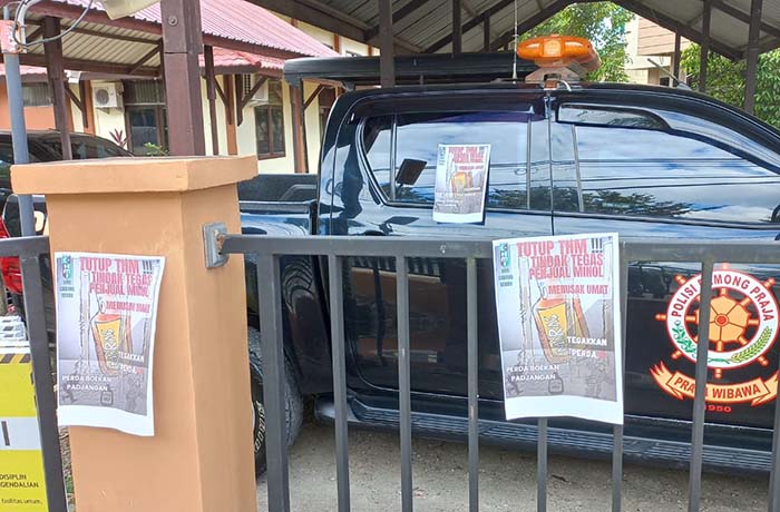 ULAH ORANG TIDAK DIKENAL: Sejumlah selembaran yang berisi seruan untuk menutup THM hingga menegakkan perda miras ditempel di pagar hingga mobil dinas Satpol PP Berau, juga di Taman Cendana berbentuk spanduk dengan isi pesan yang sama.