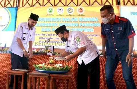 SIMBOL RASA SYUKUR: Pemotongan tumpeng oleh Camat Tanjung Redeb Anang Ardiansyah didampingi Lurah Gunung Panjang Sabaruddin, di acara syukuran HUT ke-17, kemarin.
