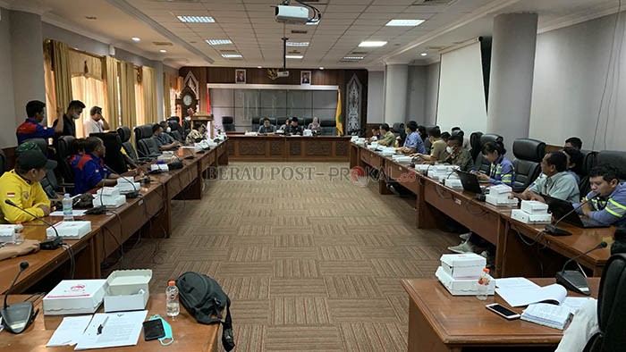 RDP: Ketua DPRD Berau, Madri Pani, memimpin rapat dengar pendapat antara perusahaan dan buruh, serta Disnakertrans, terkait keluarnya surat PHK terhadap beberapa karyawan PT BUMA.