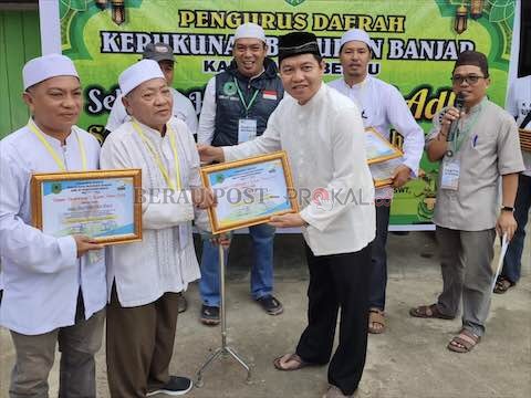 TELADAN NABI: Ketua Bubuhan Banjar Kabupaten Berau Dardiansyah, menyerahkan piagam kepada peserta program Tabungan Qurban Bubuhan Banjar, kemarin.